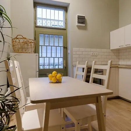 Apartment Cosy In Party District Ak20s