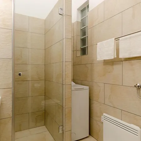 Apartment Cosy In Party District Ak20s